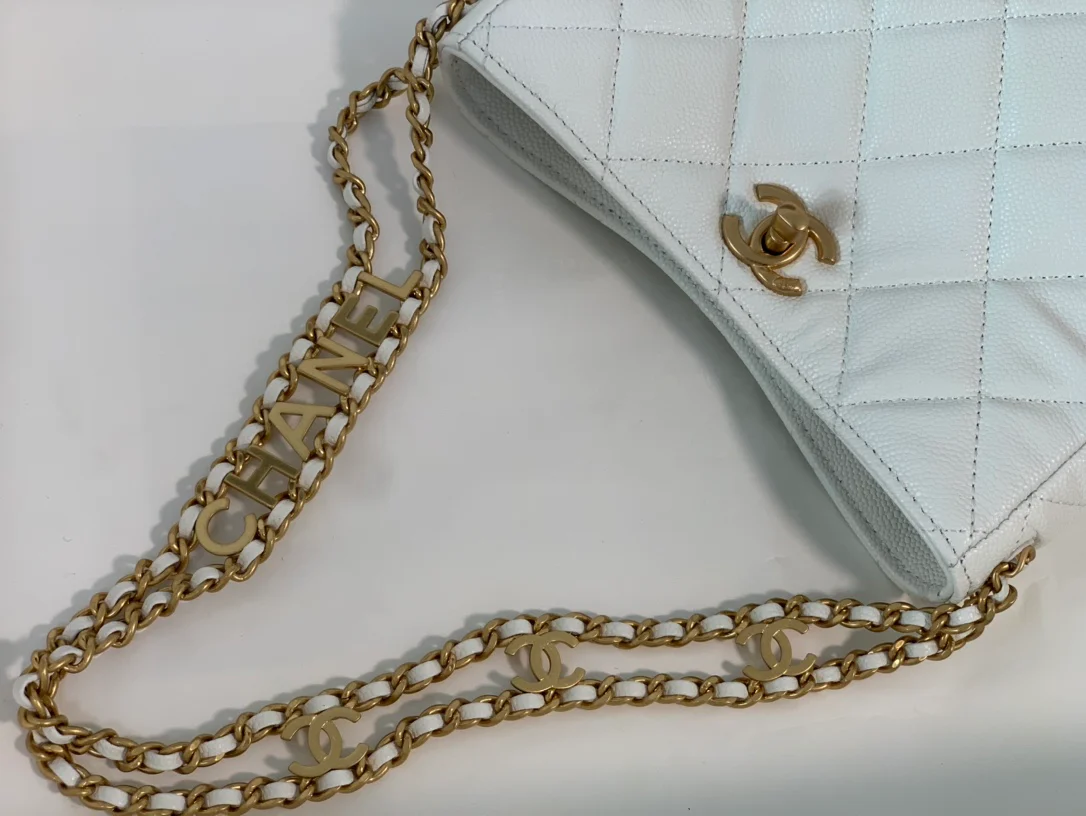 Коллекция Chanel Весна/Лето 2022 - Сумка-хобо Golden Globe - Маленькая - 2 шт.