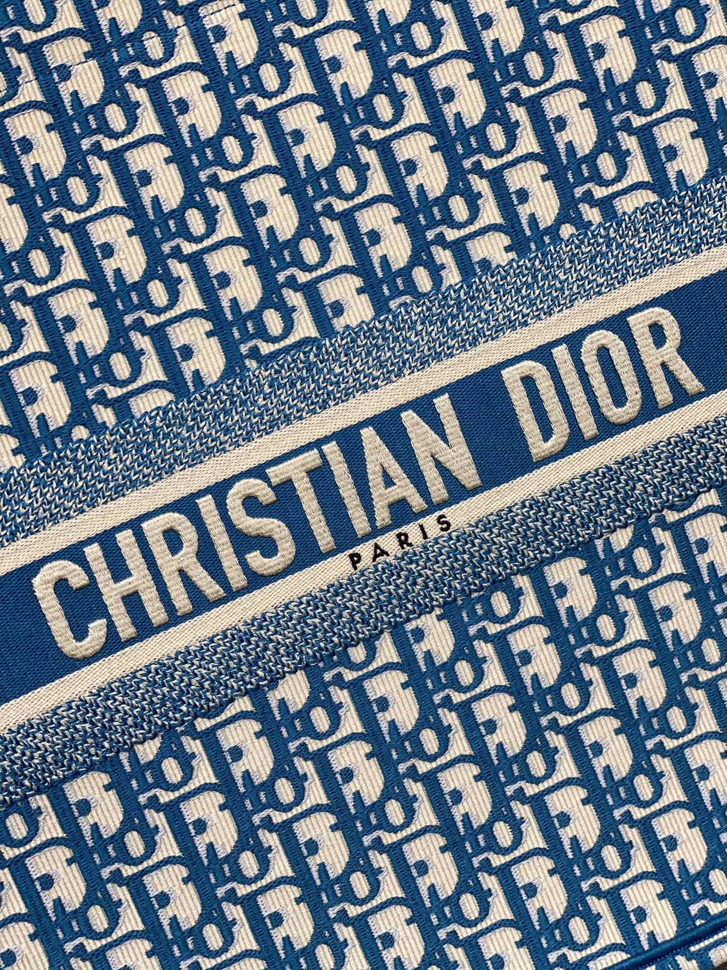 Большая сумка Dior Book Tote (41,5 см), светло-голубая, с монограммой.