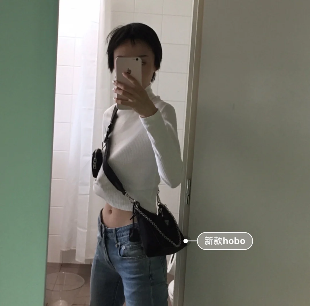 Сумка-хобо Prada, нейлон, черная, в таком виде, как на фото.