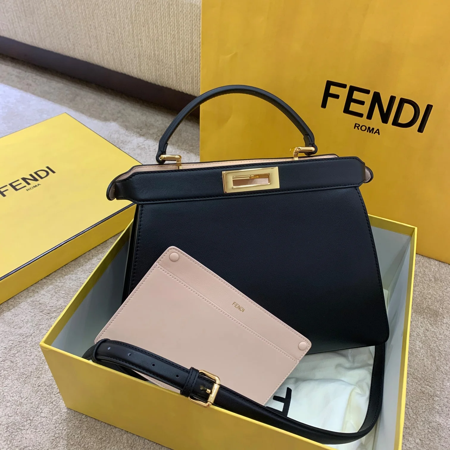 Fendi Peekaboo i-seey Черная кожаная сумка среднего размера