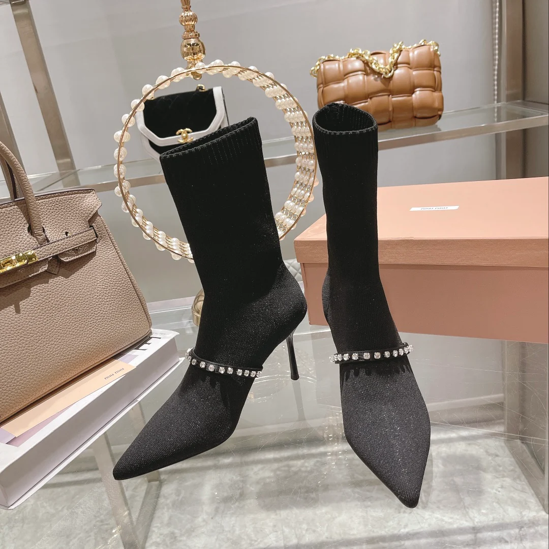 Новинка осенне-зимней коллекции Miu Miu 2022 — Ботильоны-носки на шпильке — Черные