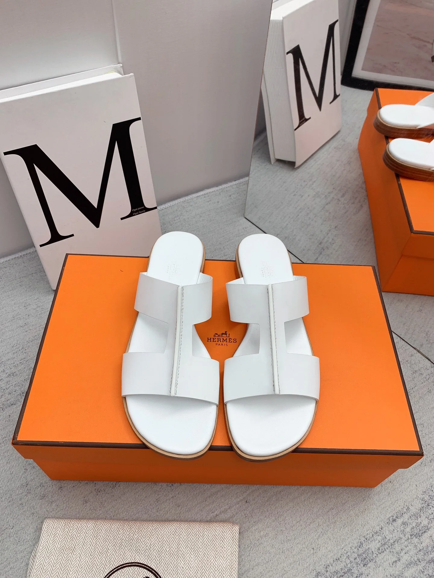 Новинка сезона осень/зима 2022 от Hermes - Сандалии на плоской подошве - 1