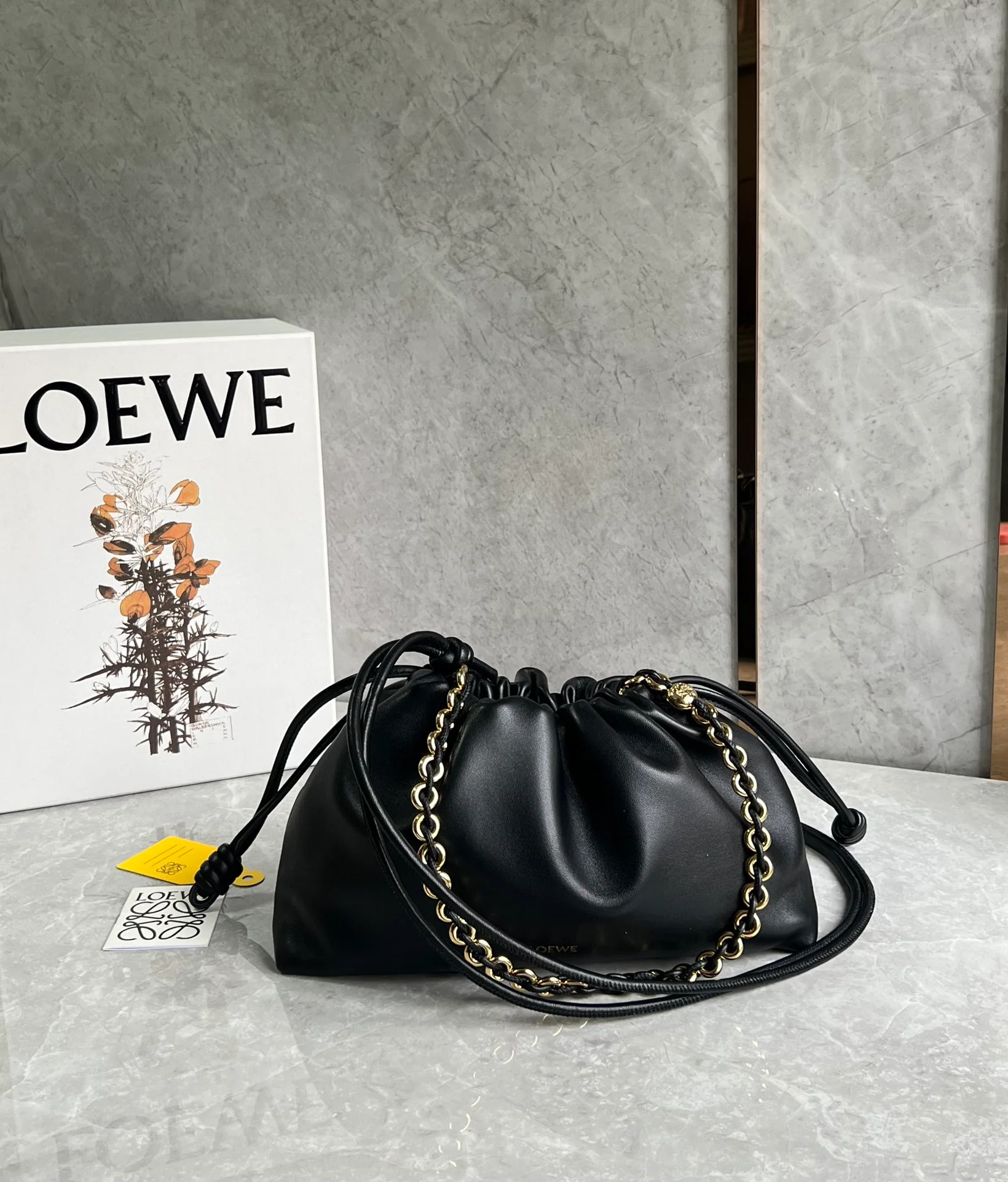 Сумка Loewe Flamenco из овечьей кожи с цепочкой - большая, черная.