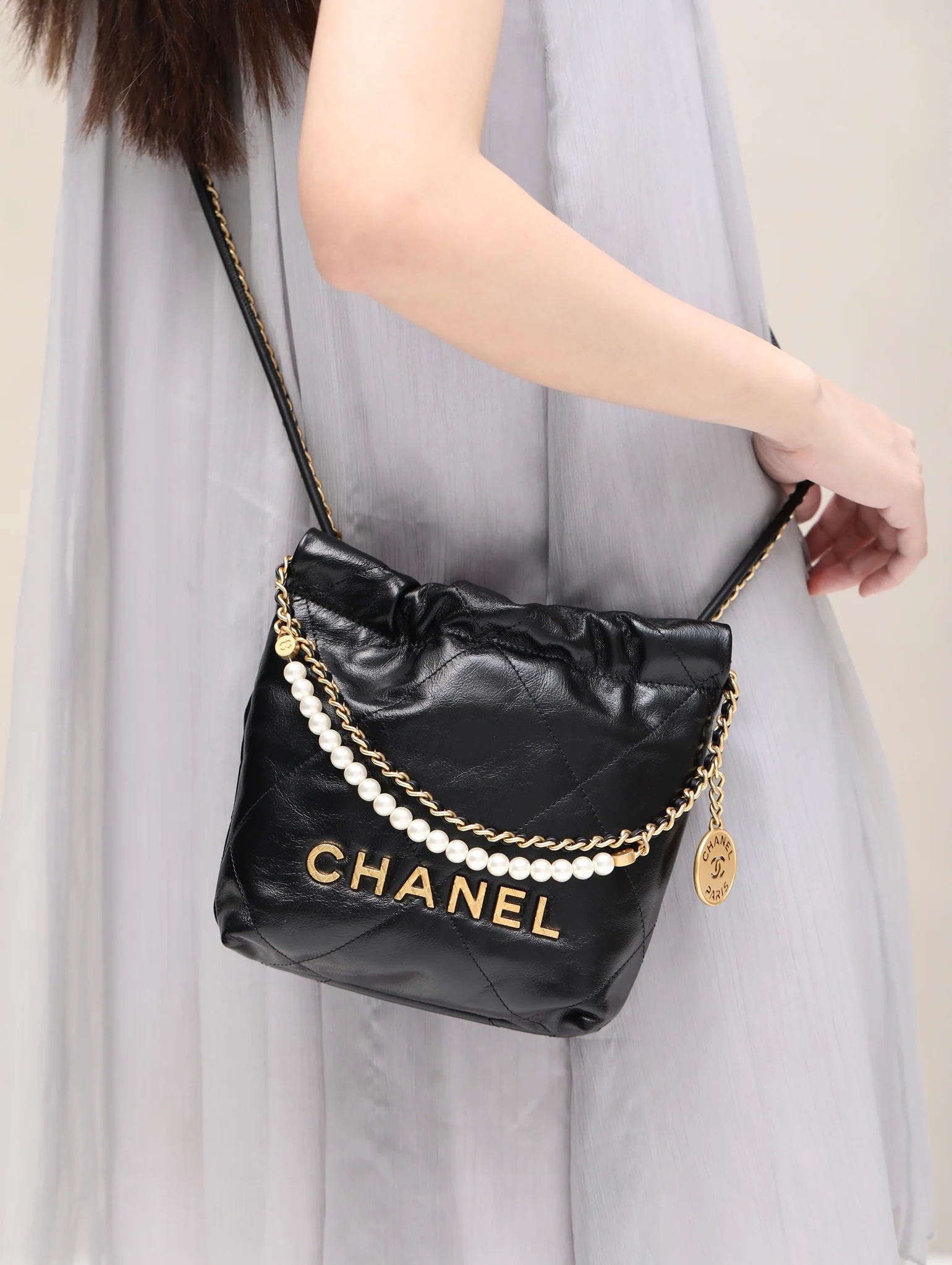 Новинка сезона весна/лето 2023 от Chanel - сумка 22 - мини - черный жемчуг - Фотографии в действии - 1
