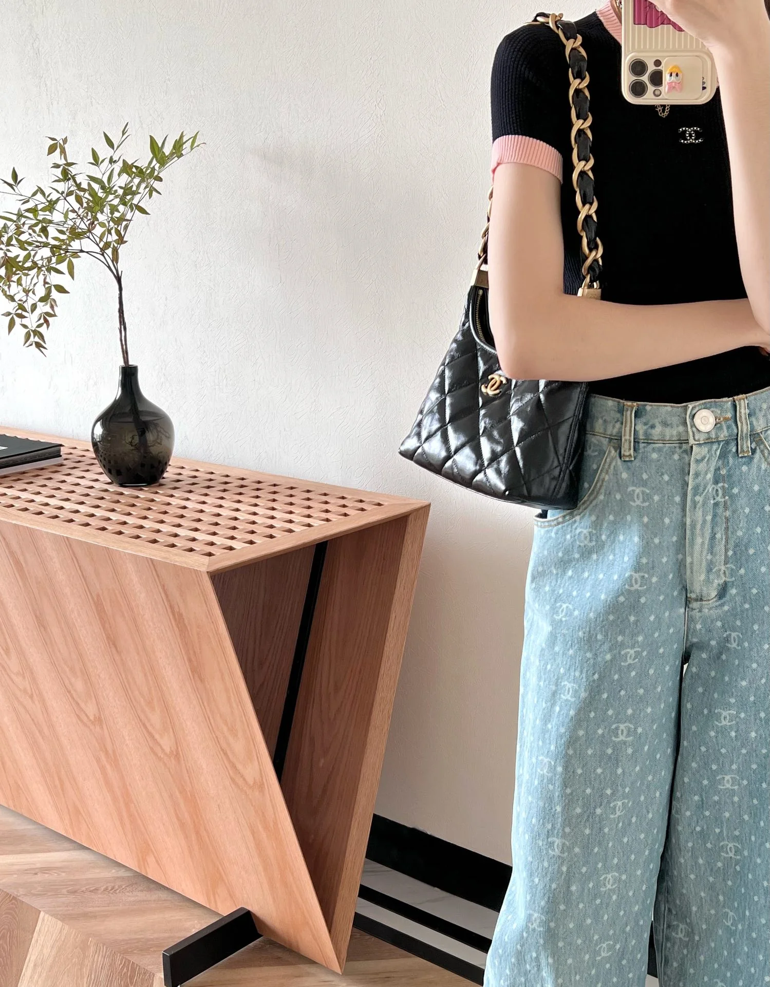 Сумка Chanel 24a Métiers d'Art из глянцевой овечьей кожи, маленькая, черная.