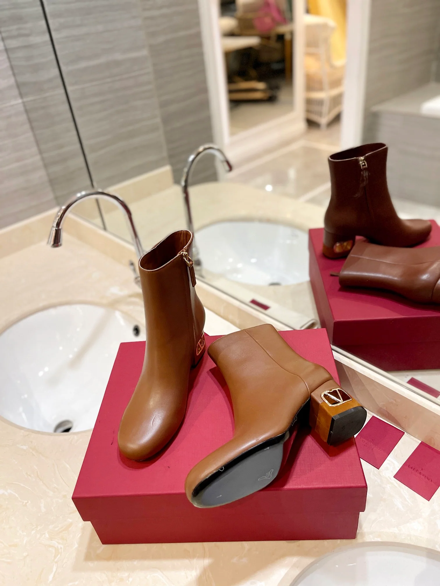 Новинка сезона осень/зима 2023 от Valentino - Ботильоны на массивном каблуке - Застежка-молния сбоку - Цвет: Кофейный