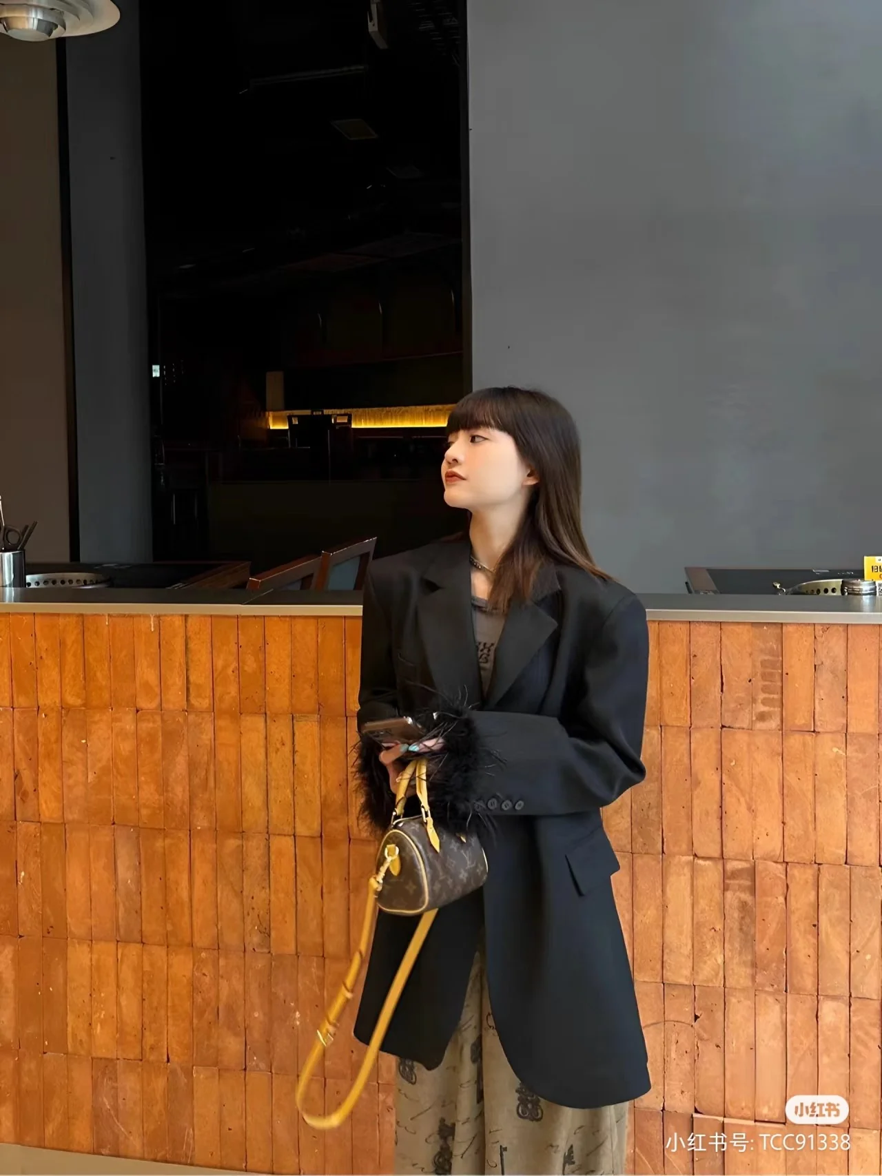 Мини-сумочка Chanel 22 – черная с золотой фурнитурой.