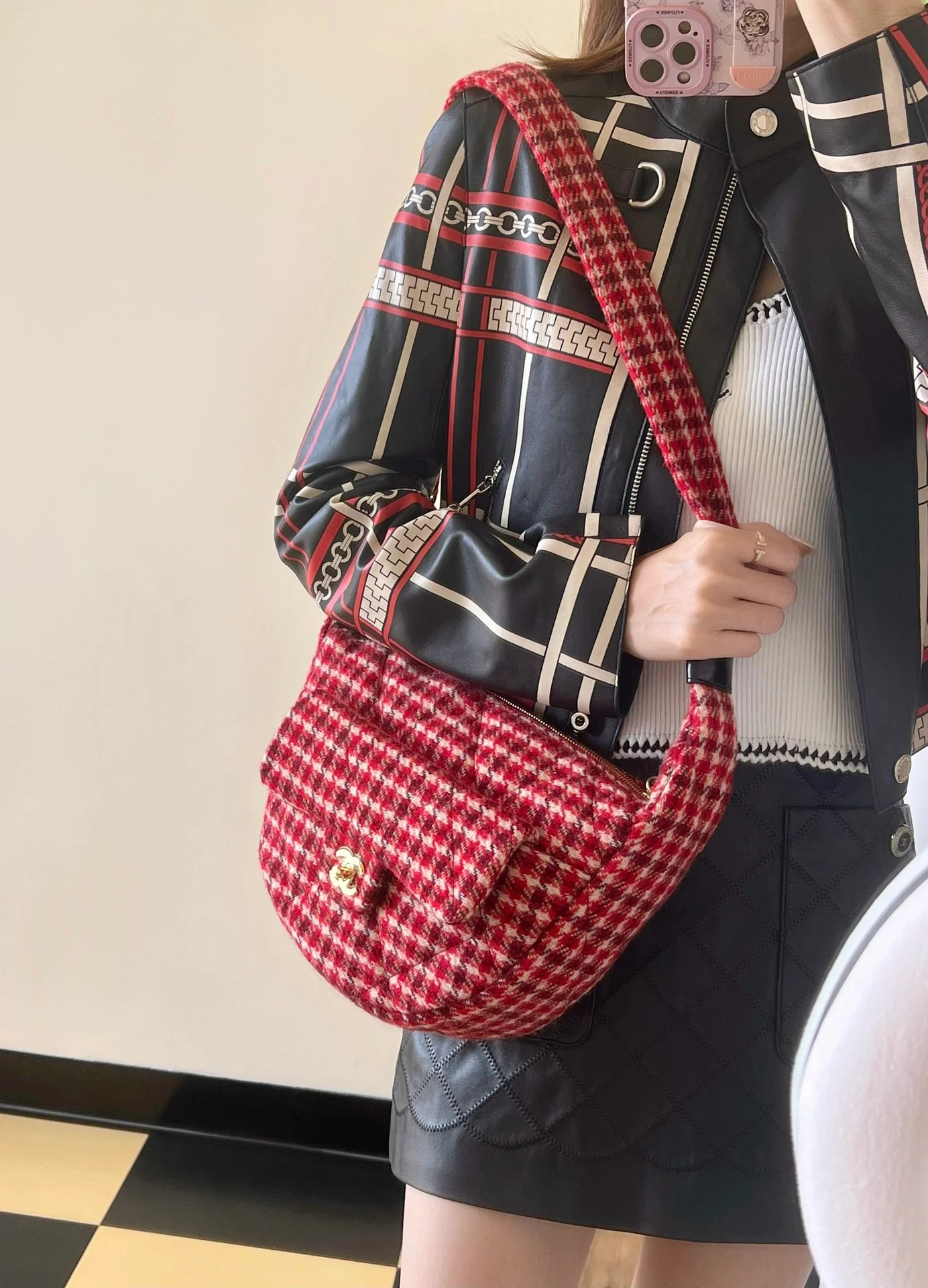 Сумка-хобо Chanel-Plover в красную клетку, полумесяц