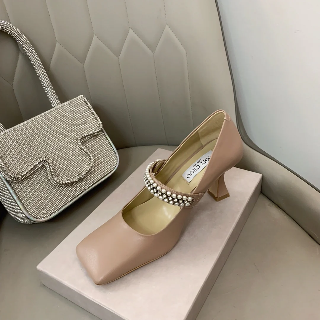 Туфли на высоком каблуке Jimmy с квадратным носком и пряжкой из жемчужной цепочки.