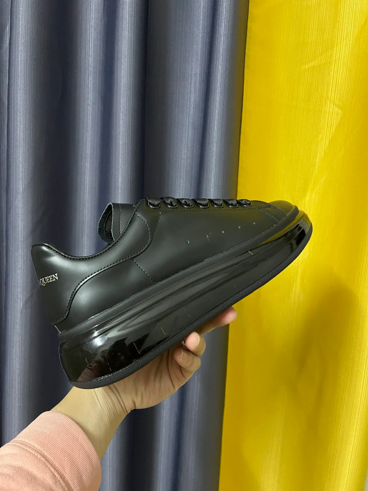 Классические белые кроссовки McQueen - унисекс - полностью из черной кожи с черной воздушной подушкой