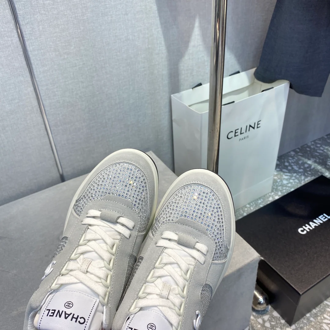 Весенняя коллекция Chanel 2023 — Повседневные кроссовки со стразами — Серые