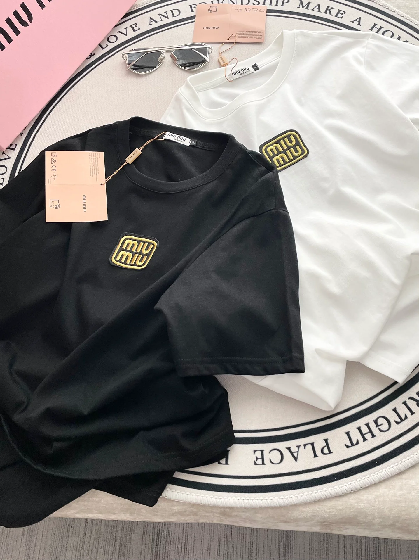 Футболка Miu Miu 2404 с вышитыми буквами и аппликацией, с коротким рукавом, черная.