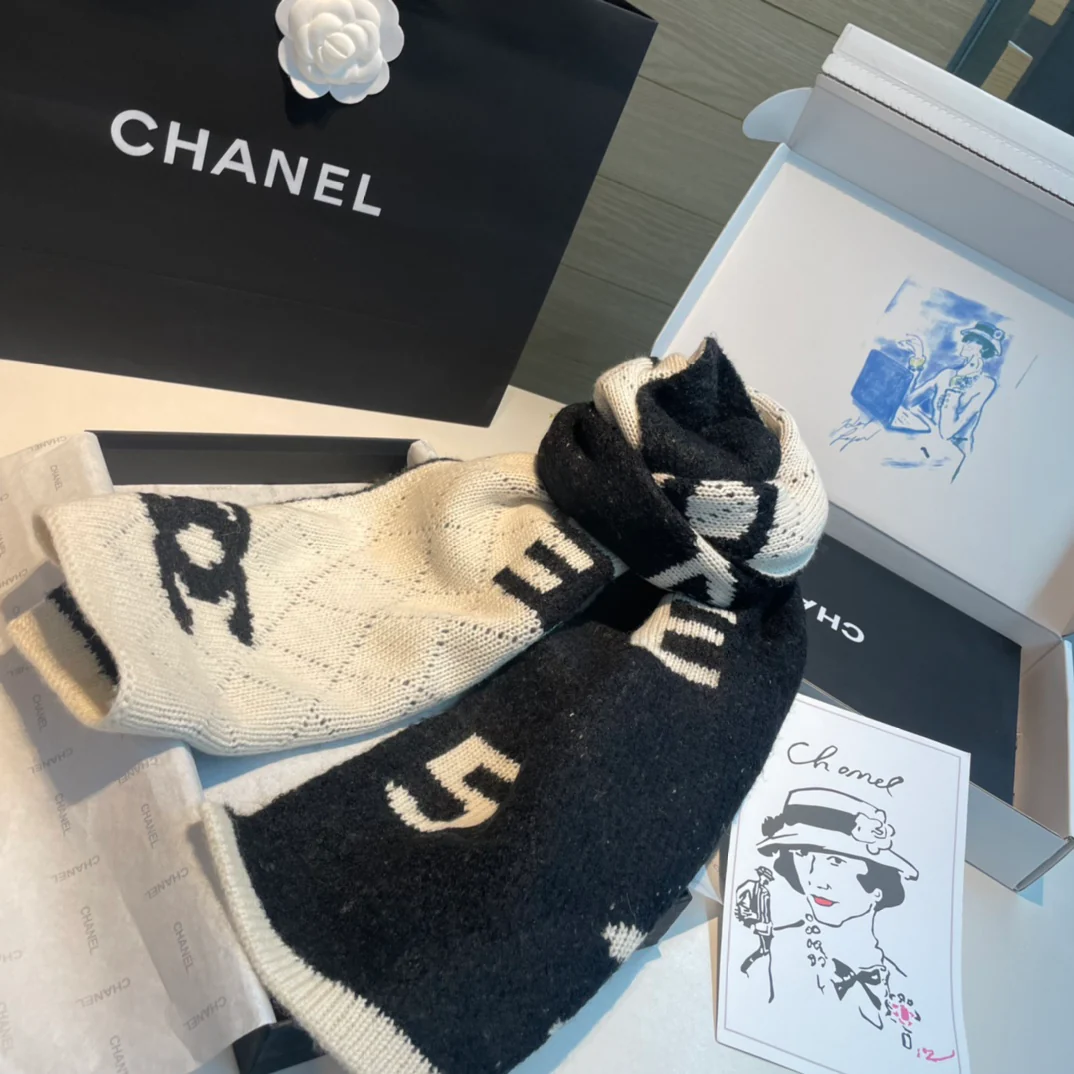Шарф Chanel 2024 с цифровым логотипом, двухцветный.