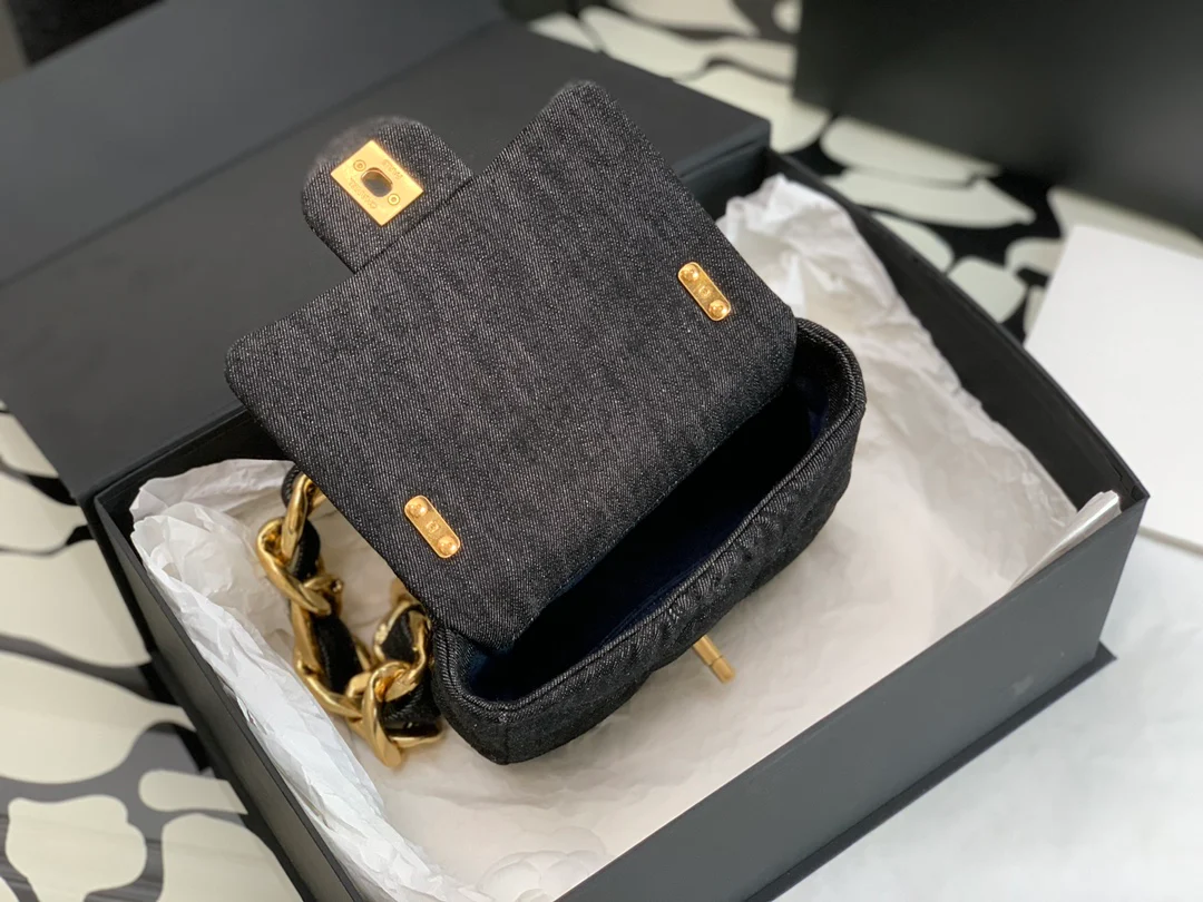 Сумка Chanel CF Chunky Chain Denim Shoulder Bag 2022 года, черная, 17 см.