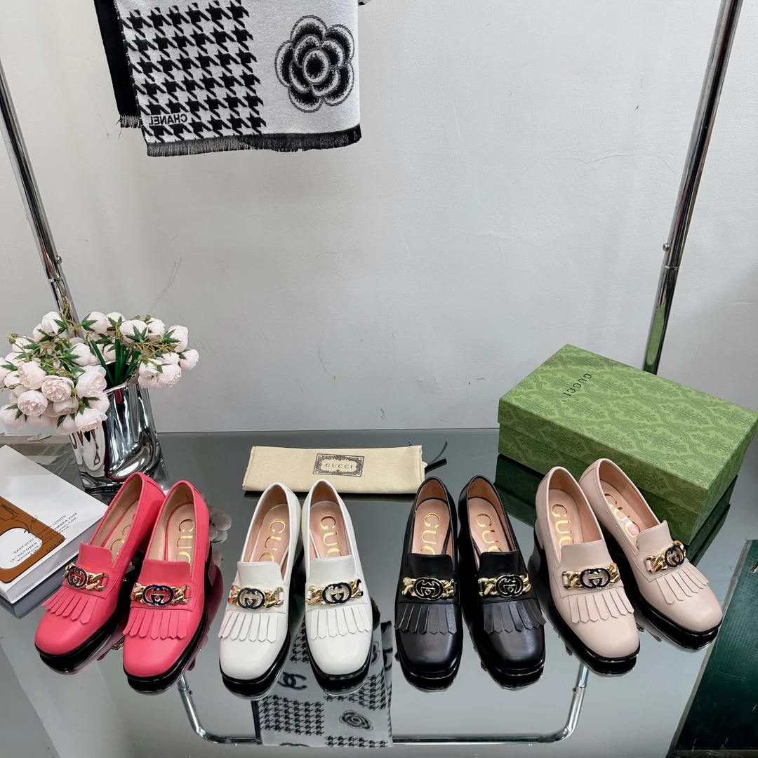 Новинка сезона осень/зима 2023 от Gucci - Лоферы на высоком каблуке из кожи - Белые