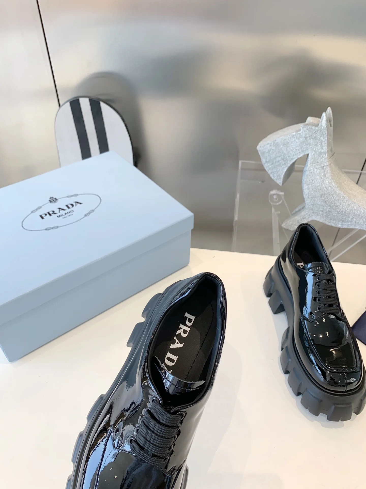 Лоферы Prada Gear на шнуровке - черные