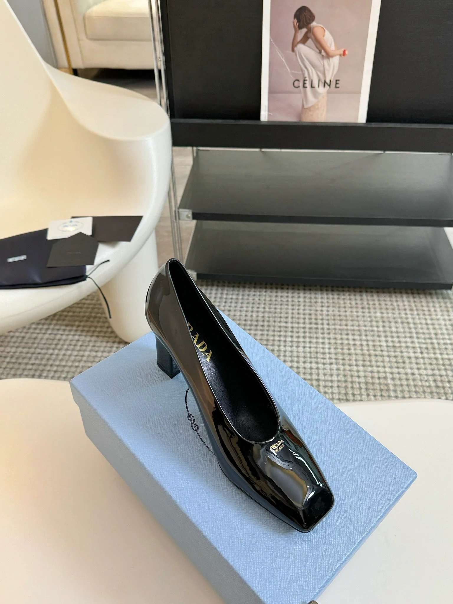 Туфли на высоком каблуке Prada 2024 с треугольным логотипом - черные