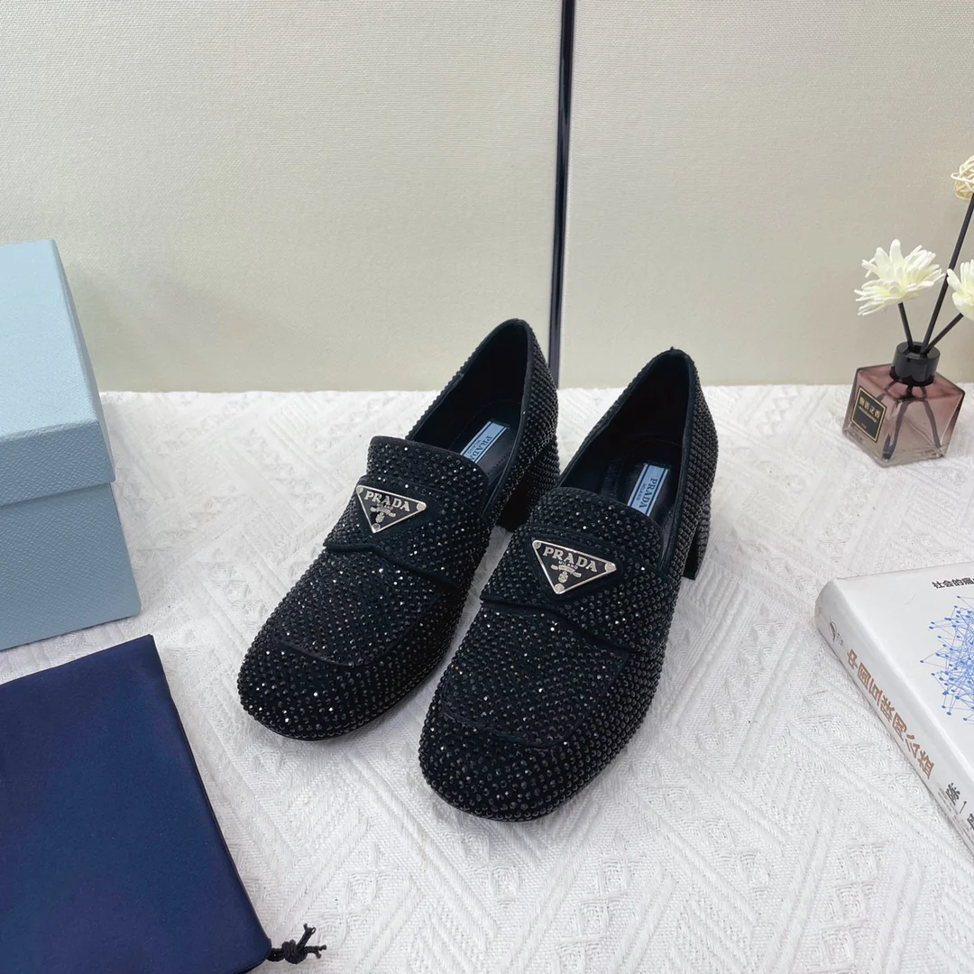 Туфли Prada - Лоферы Prada на низком каблуке, украшенные стразами - черные
