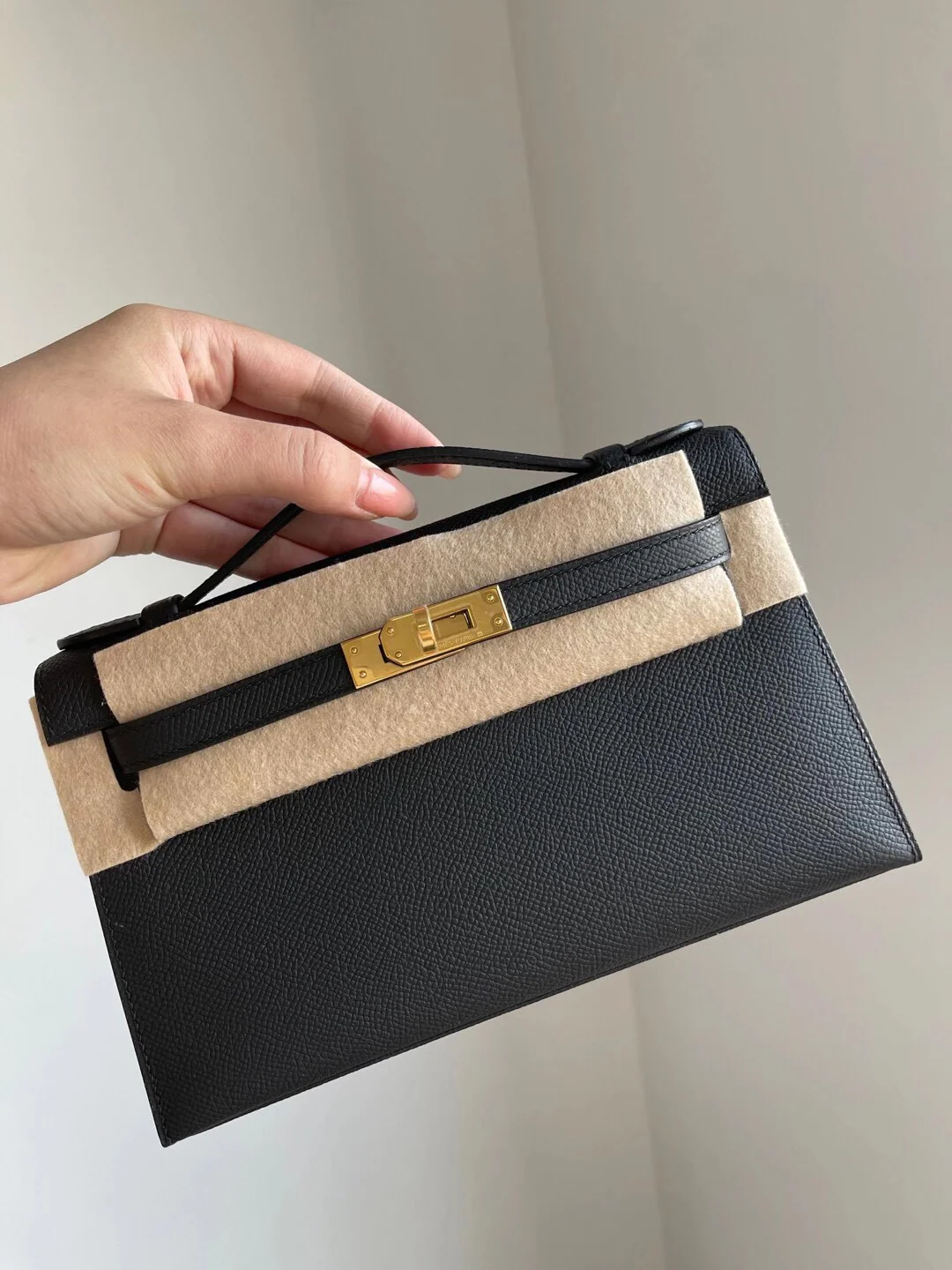 Мини-сумка Hermes Kelly 1-го поколения, 22 см, цвет Epsom, черная, с золотой пряжкой.