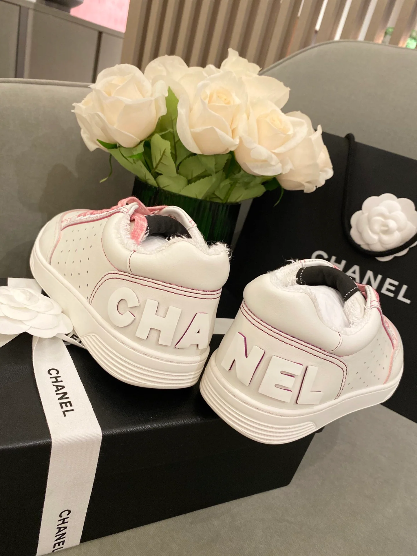 Белые кроссовки Chanel - 1
