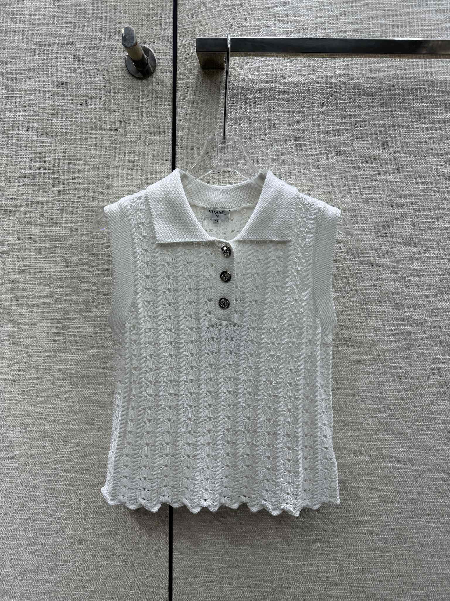 Chanel - 2403-24 Новейший жилет из вязаного полотна с ажурным воротником-поло, модель ?Ранняя весна?, белый.