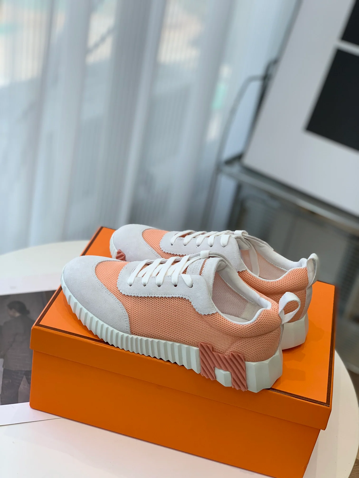 Новейшая модель Hermes 2023 года - кожаные кроссовки H - белые и розовые