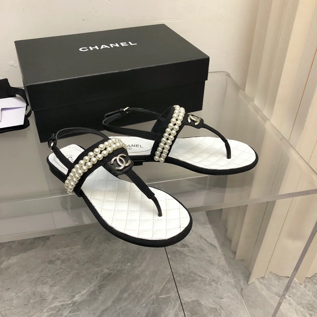 Новинка сезона весна/лето 2023 от Chanel - Классическая серия, сандалии с Т-образным ремешком и жемчугом - Черные