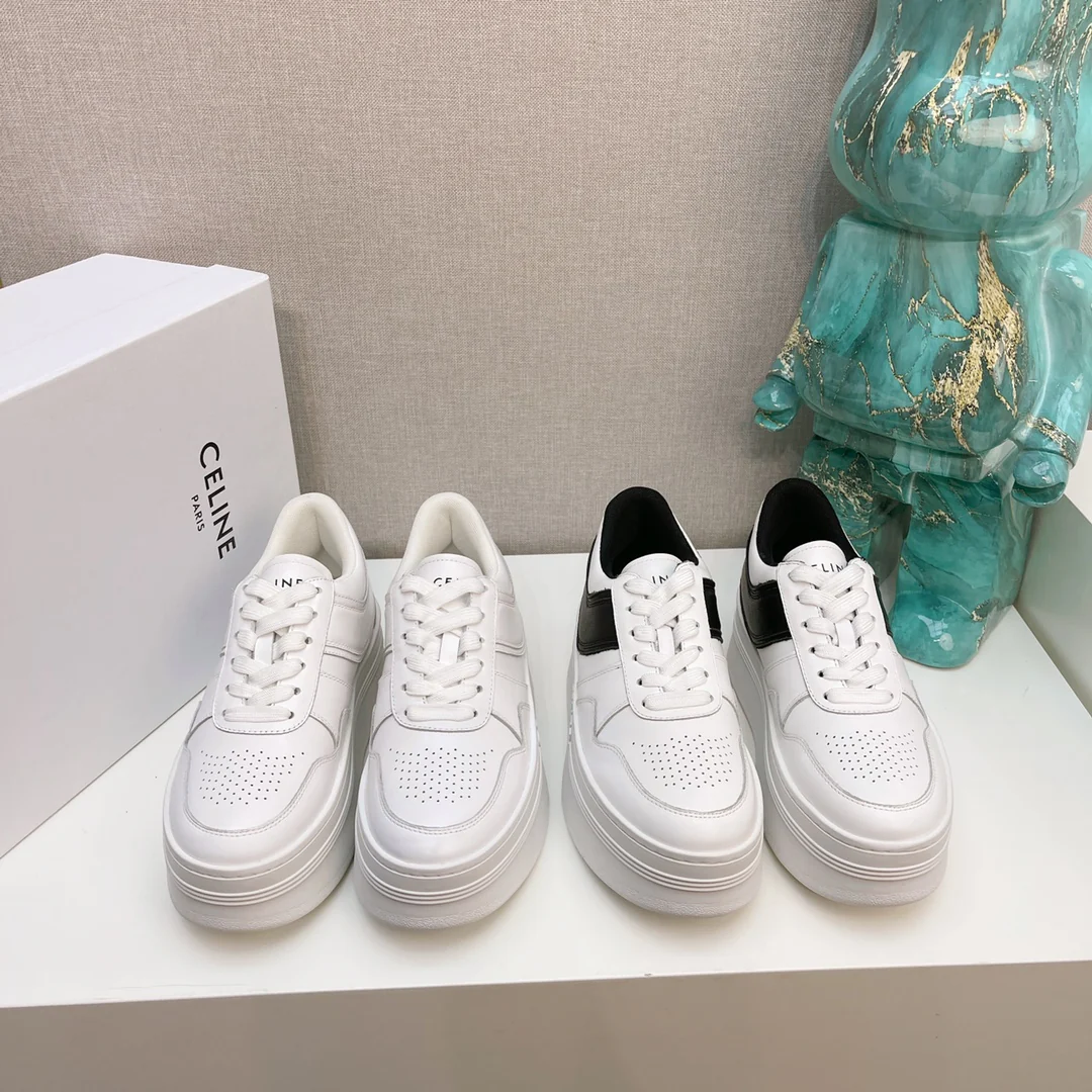 Образ Celine на показе Недели моды весна/лето 2022 — массивные белые кроссовки в стиле знаменитостей.