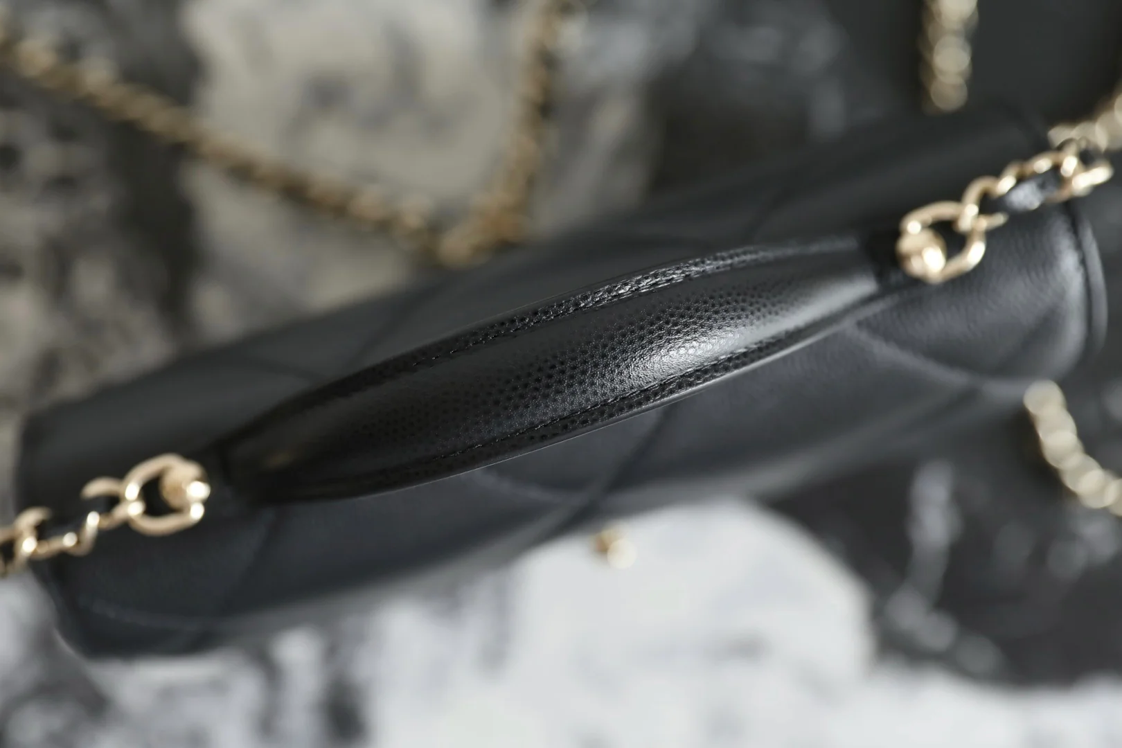 Мини-рюкзак Chanel из 25-каратного золота с крупным клетчатым узором и фурнитурой из светлого золота.