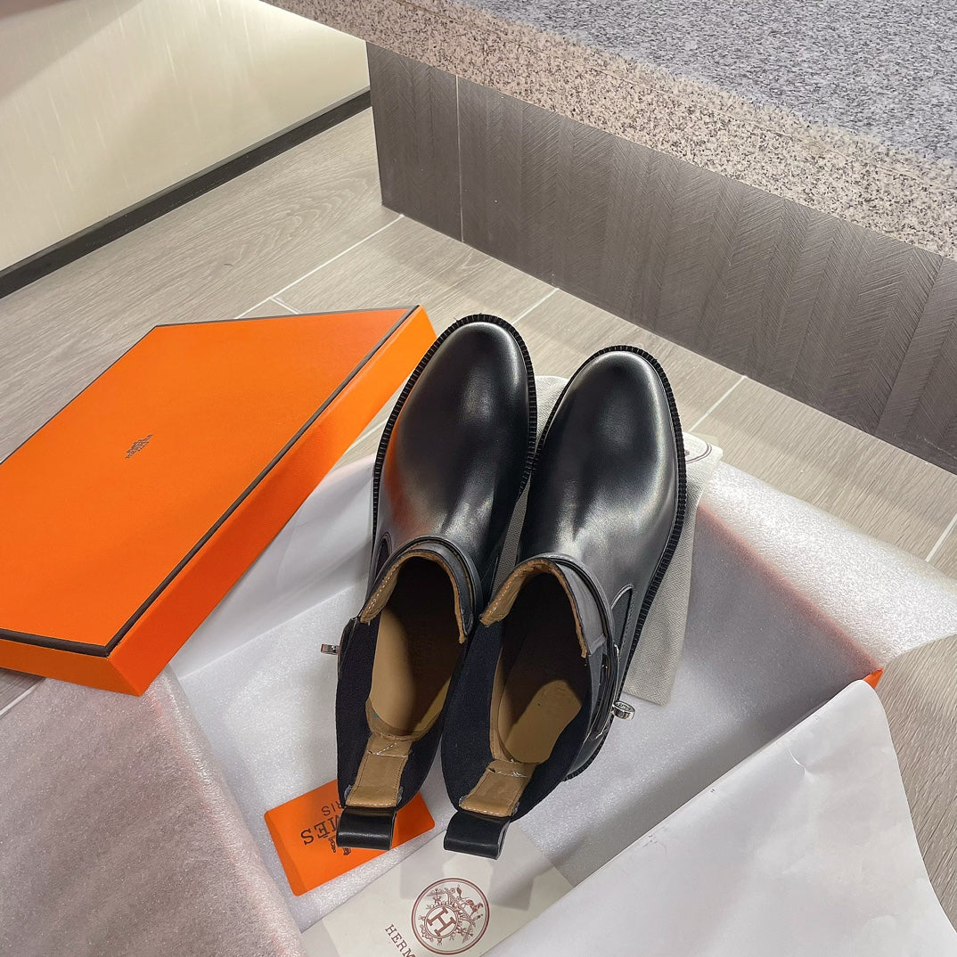 Новинка осенне-зимней коллекции Hermes - Ботинки Kelly Buckle Martin - Глянцево-черные