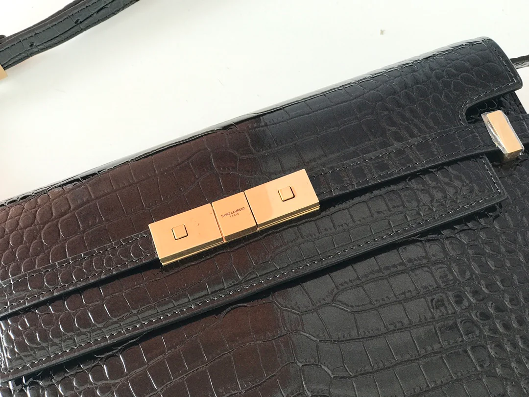 Сумка YSL Manhattan - фурнитура из золотистого материала с тиснением под крокодиловую кожу.