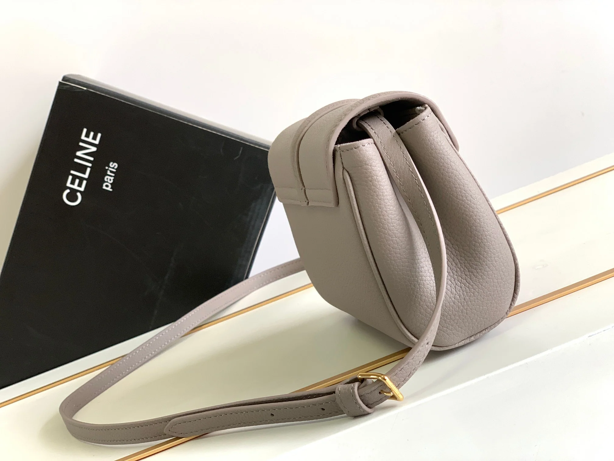 Новинка весны 2023 года от Celine - Миниатюрная сумка из мягкой зернистой телячьей кожи (16%) - Серая