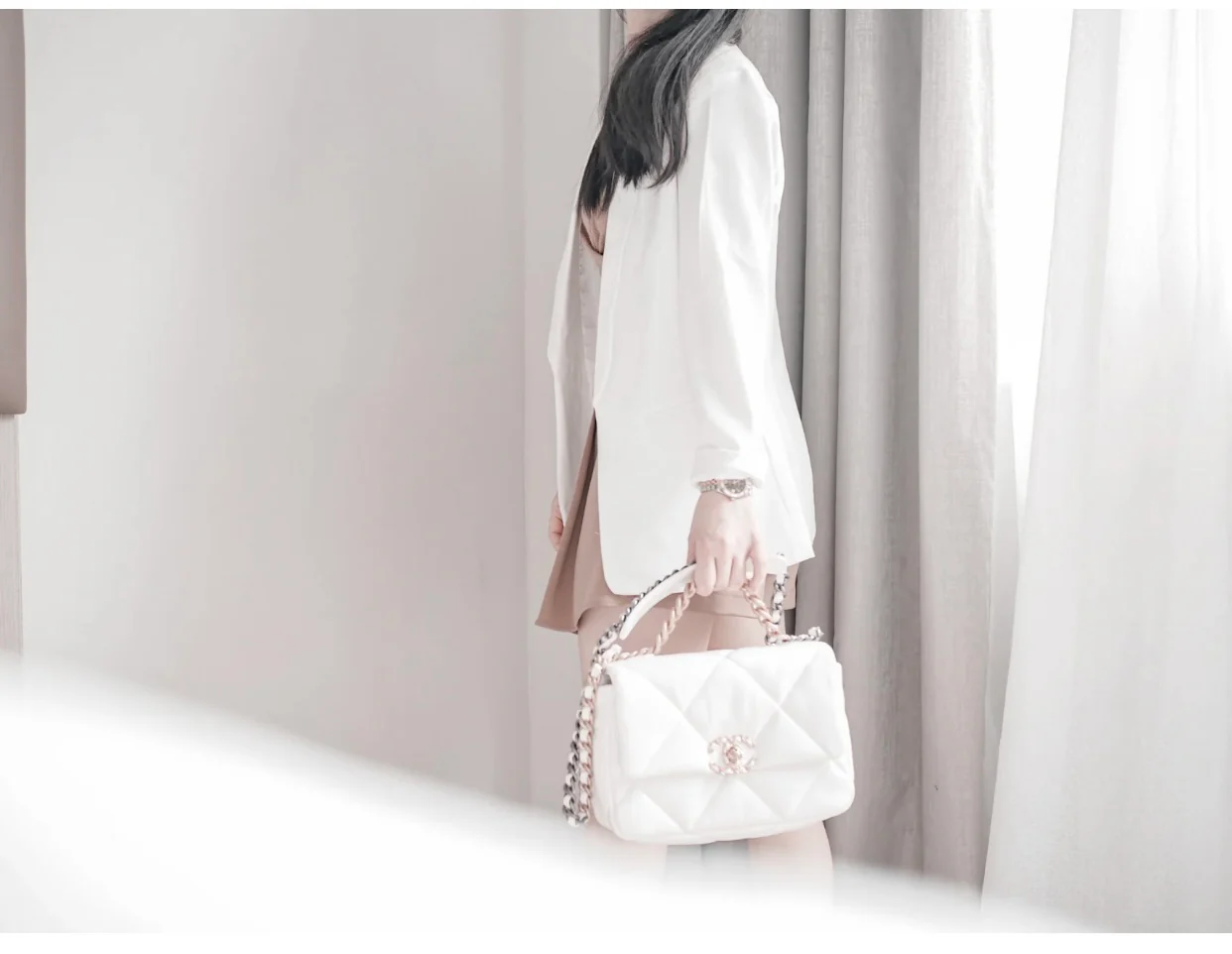 Маленькая сумочка Chanel 19bag - белая.