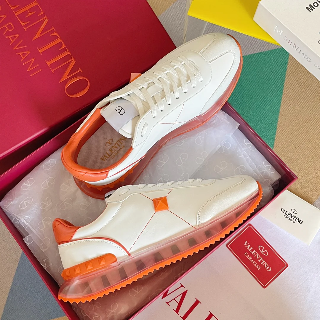 Valentino - Спортивные повседневные туфли с заклепками - Серия с заклепками по всей поверхности - Модель с воздушной подушкой - Парный стиль - Оранжевая отделка