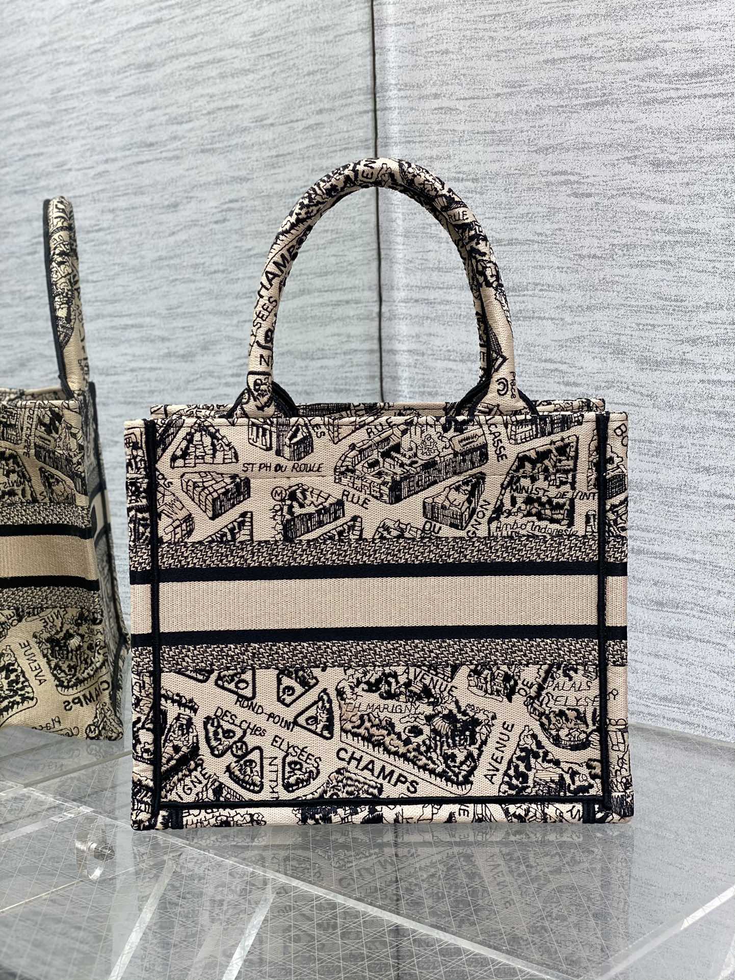 Сумка-тоут Dior Book из коллекции Весна/Лето 2023 — вышивка с картой Парижа — кремовый цвет — маленький размер