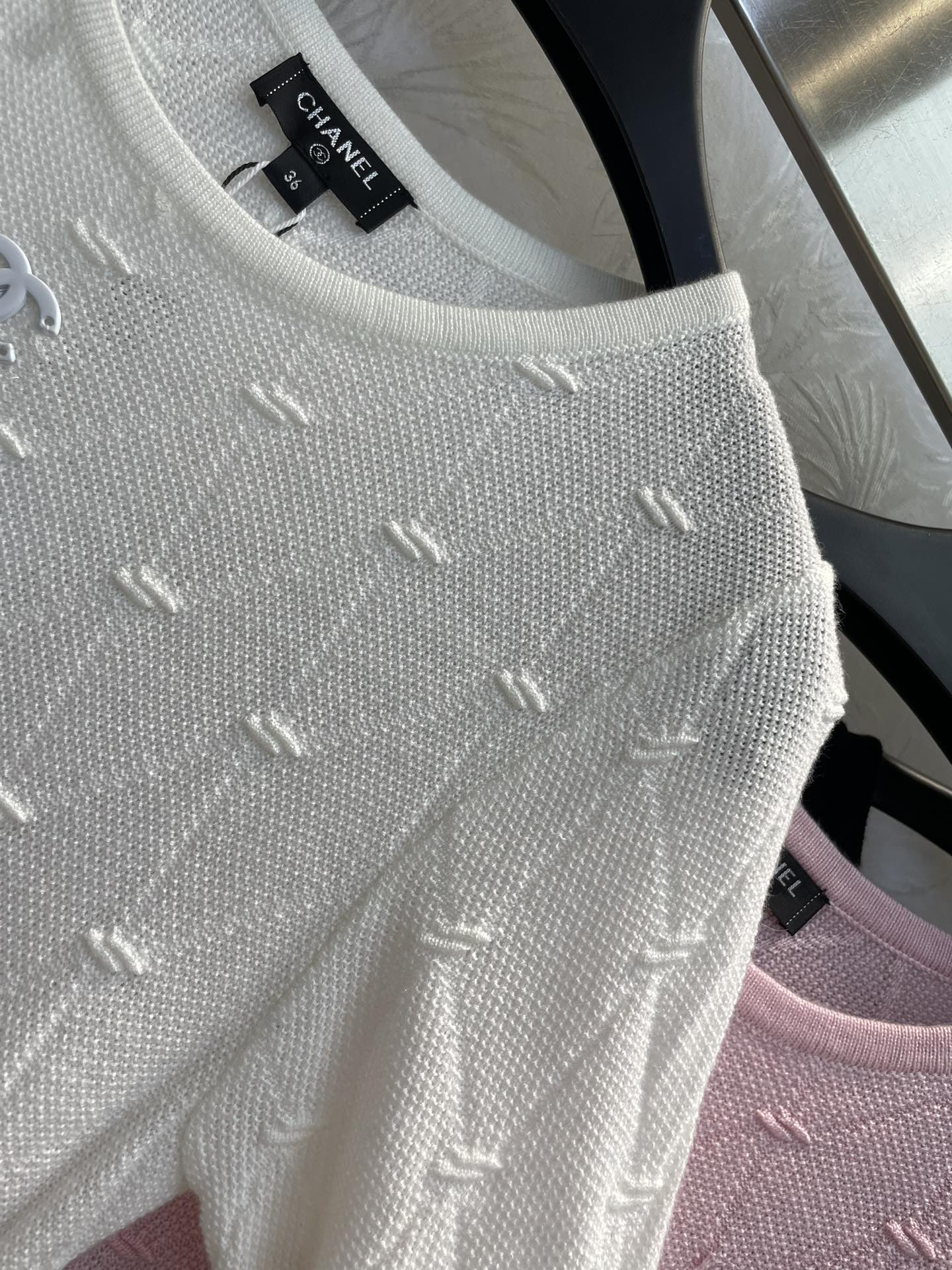 Chanel - 2403 - 24 Новинка ранней весны: Топ с короткими рукавами из жаккардовой ткани с ромбовидным узором