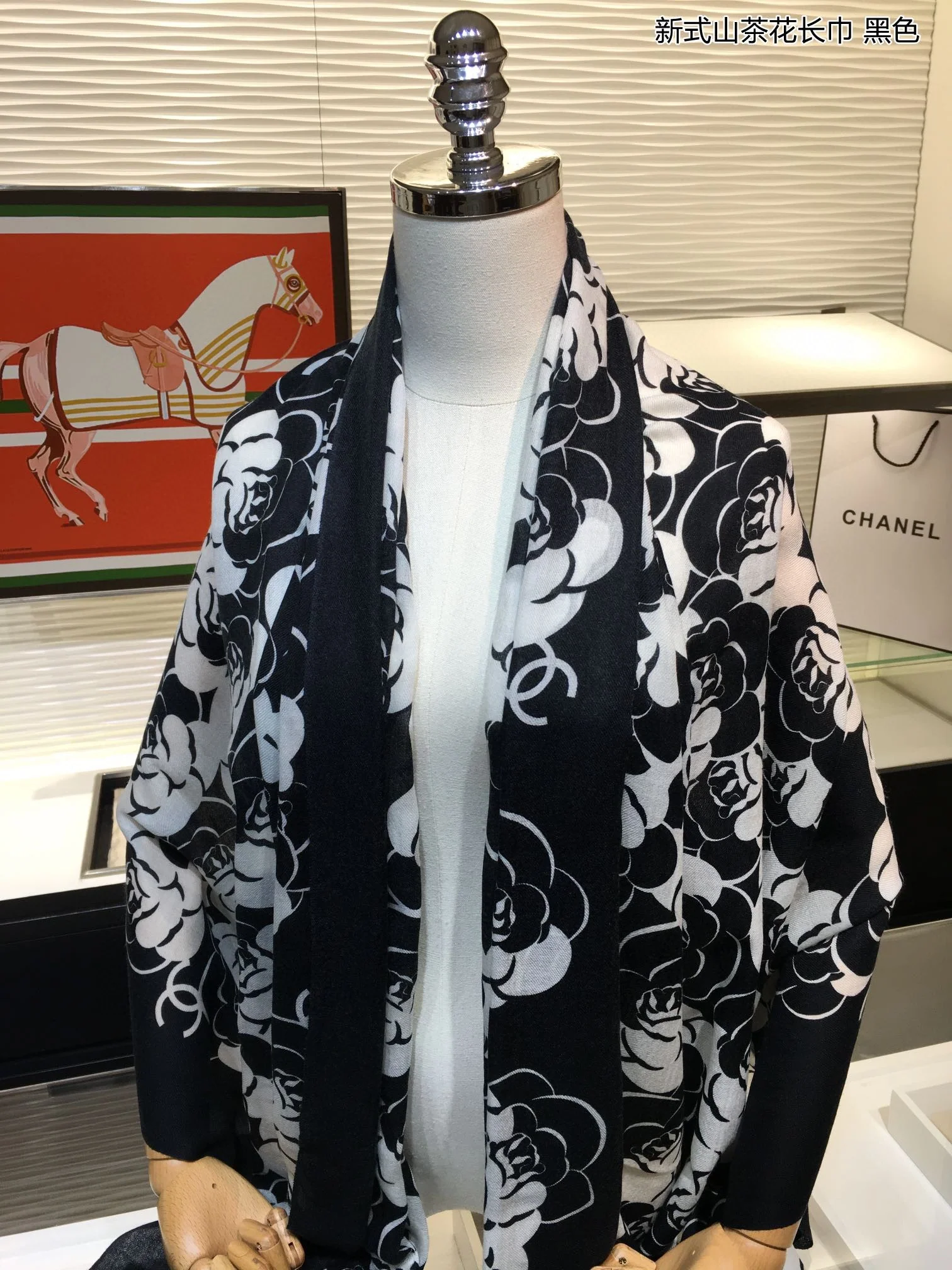 Chanel - Новый шарф ?Камелия? - 110-200 см - 100% - Кашемир премиум-класса - Черный