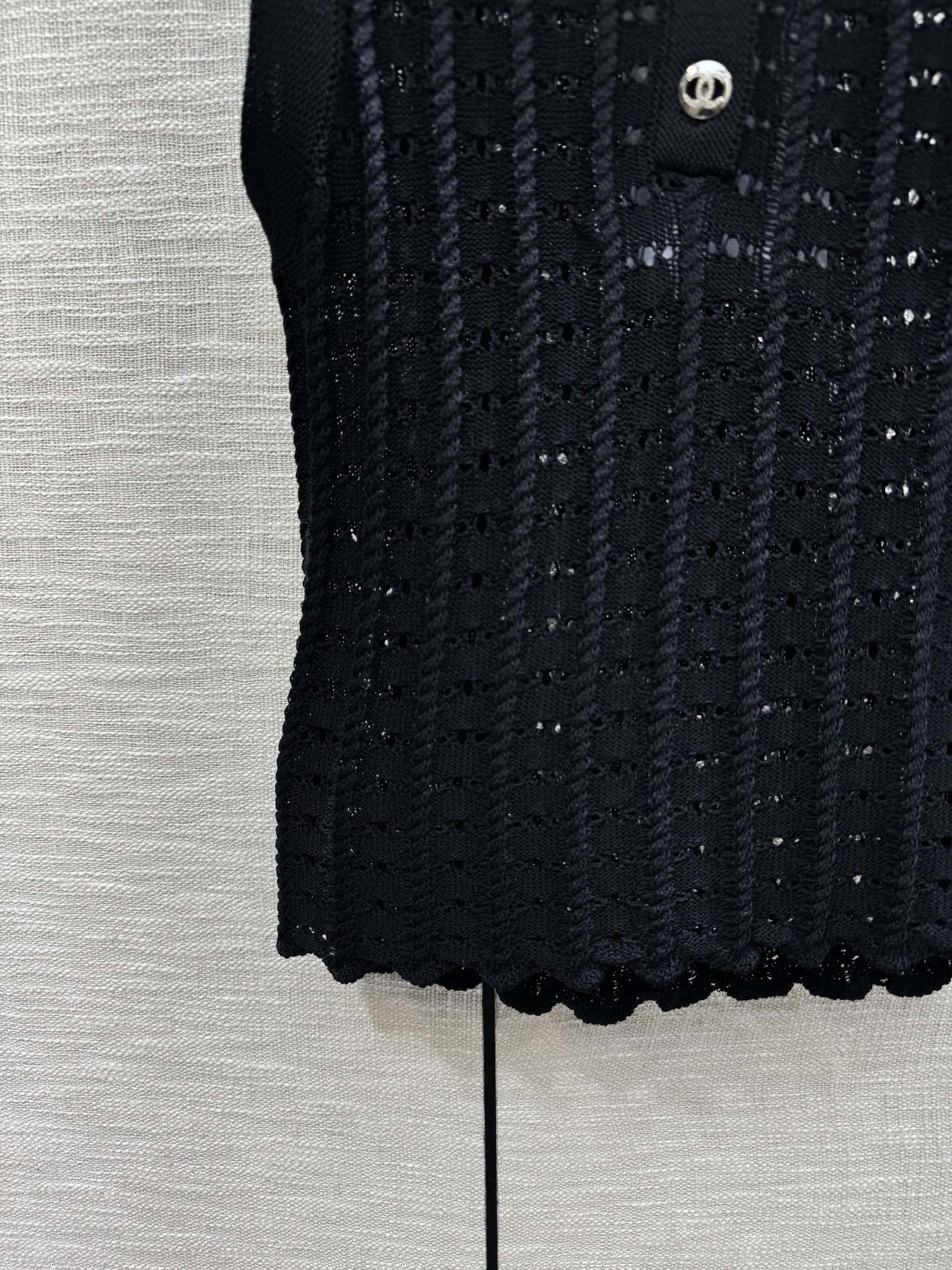 Chanel - 2403-24 Новейший жилет из трикотажа с ажурным воротником-поло, модель ?Ранняя весна?, черный.