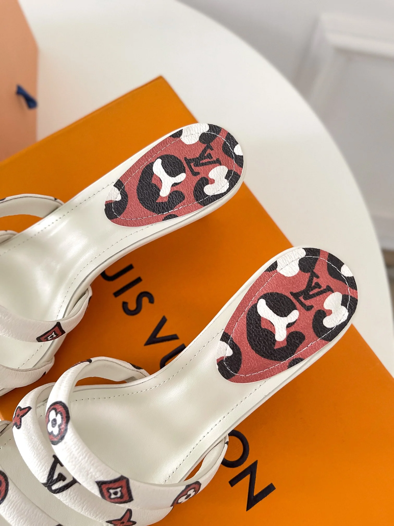 Сандалии LV на низком каблуке