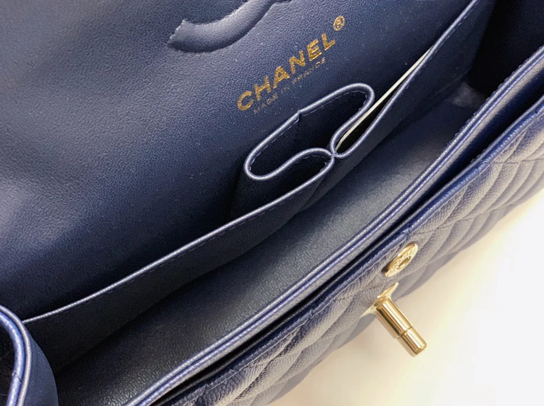 Chanel - Маленькая сумка из телячьей кожи с шариковым узором - CF - Темно-синий - 23 см