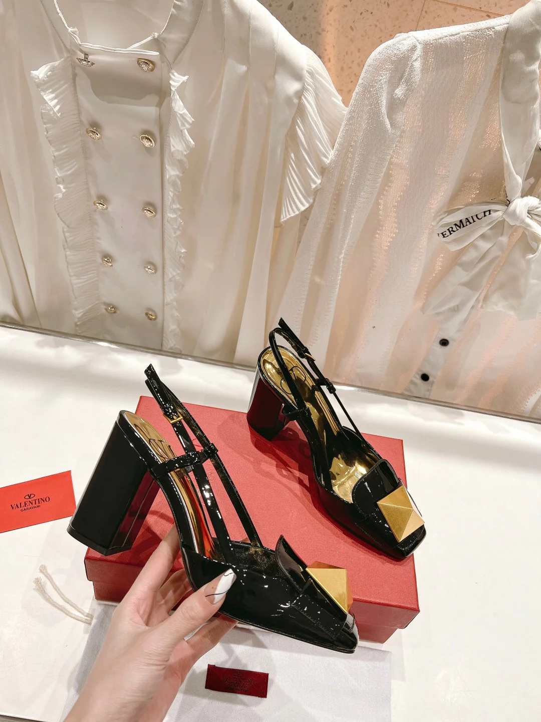 Новинка лета 2023 от Valentino - Босоножки на массивном каблуке с крупными заклепками - Черные