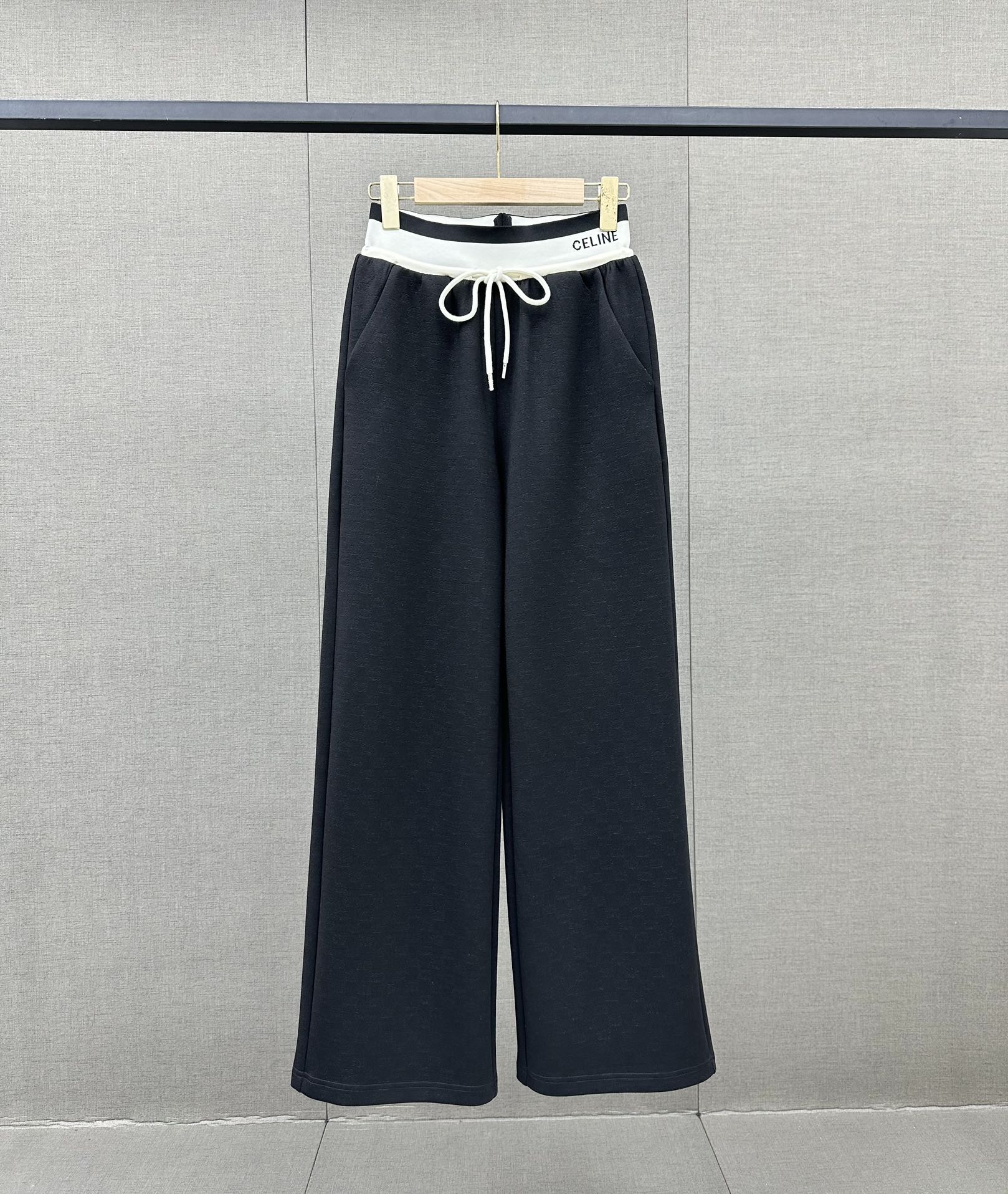 Удобные широкие брюки Celine 2403 с вышитым логотипом и шнуровкой — черные.