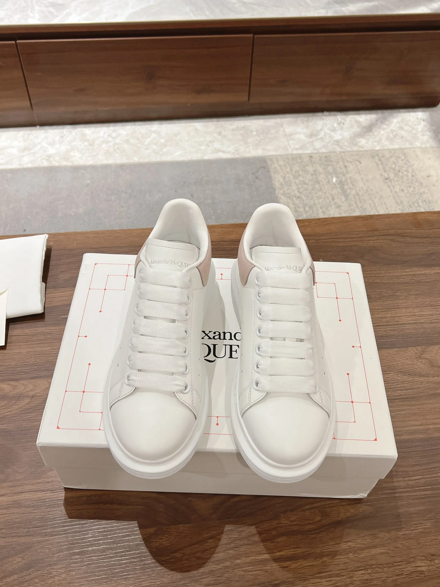 Скейтбордные кроссовки McQueen 2024 - белые