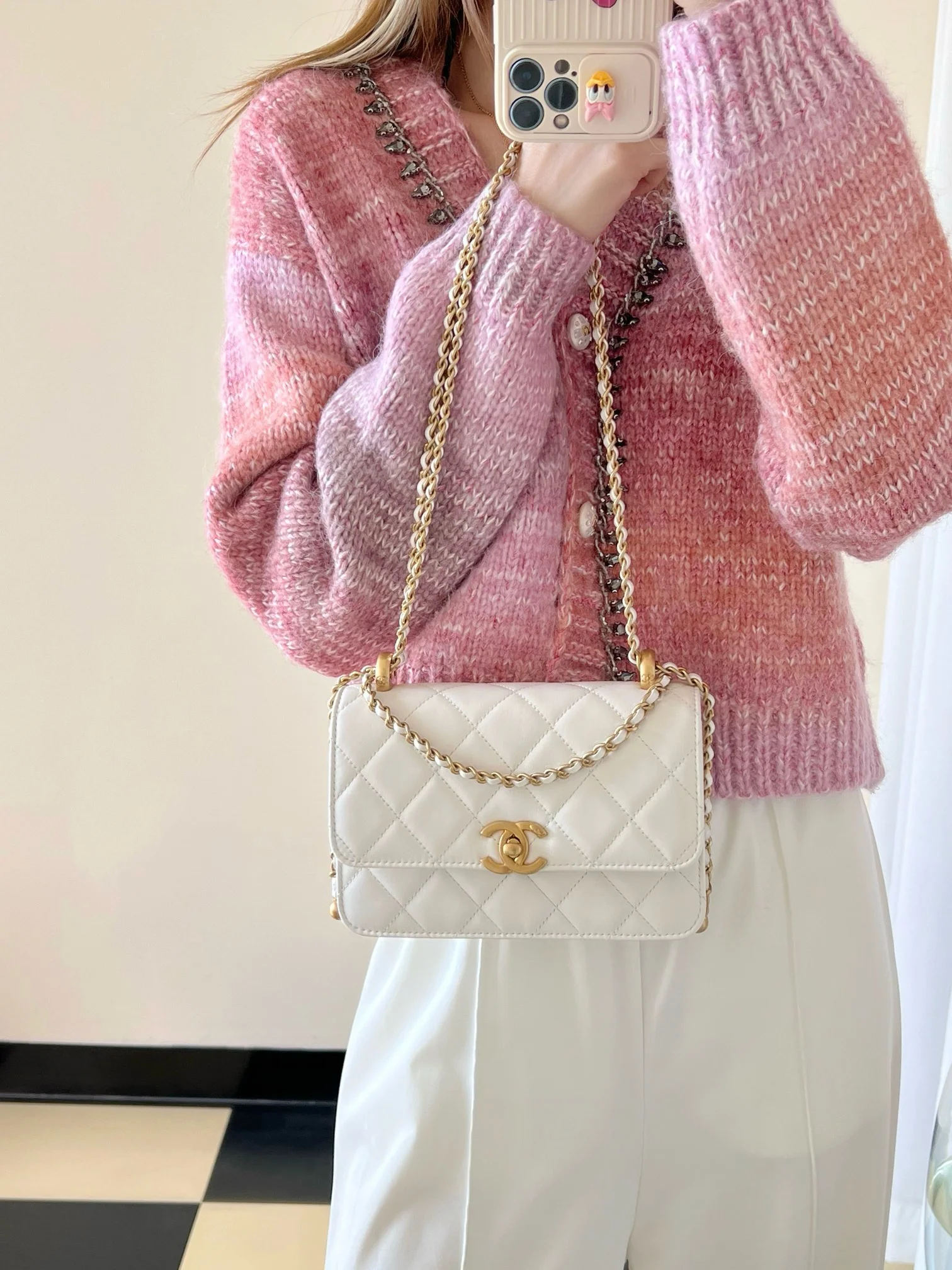 Маленькая белая сумка Chanel 24c с двойным золотым бисером и клапаном.