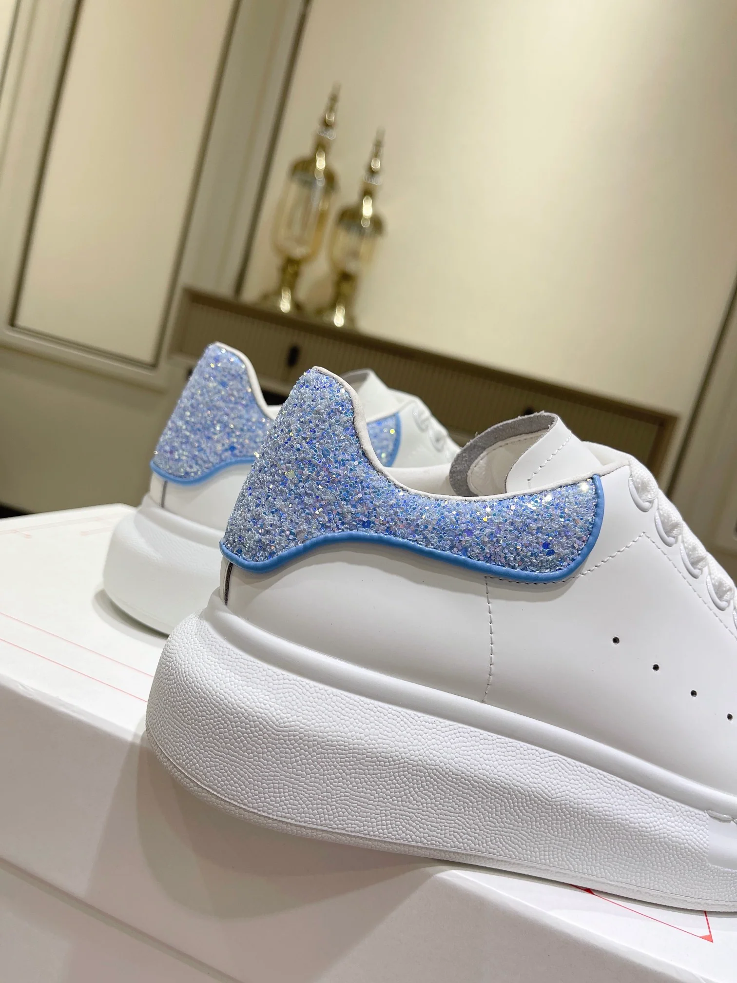McQueen - Премиум-издание классических белых кроссовок с кристально-голубыми блестками