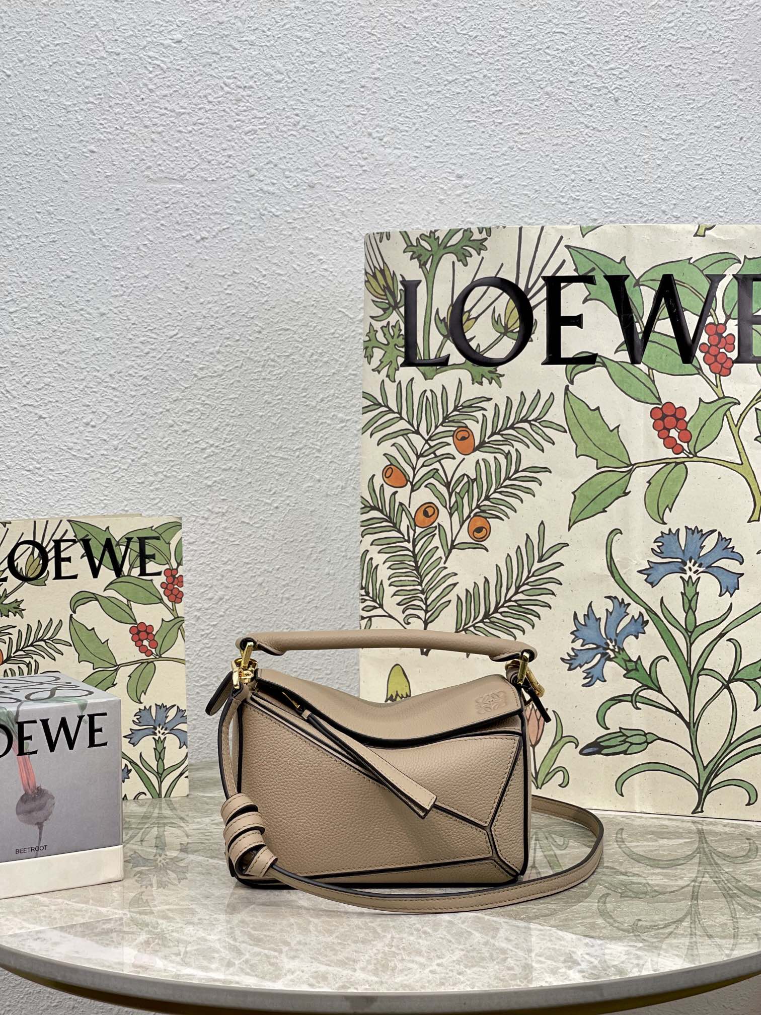 Мини-сумочка Loewe Puzzle Bag из телячьей кожи, матовый бежевый цвет.