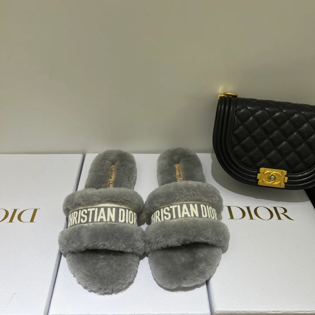 Dior - Новинка сезона осень/зима 2022 - Шерстяные тапочки