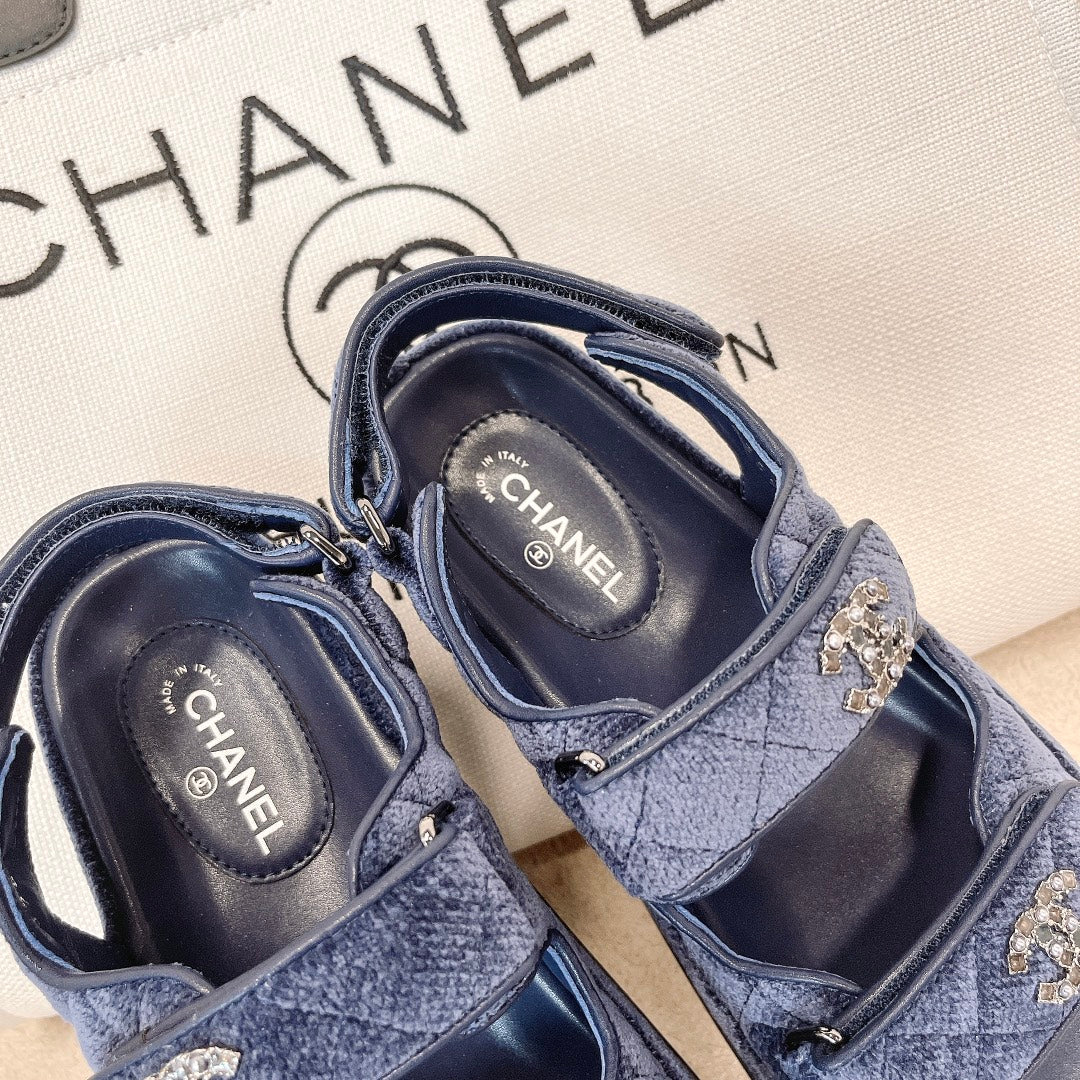 Chanel - Черные кожаные сандалии в клетку