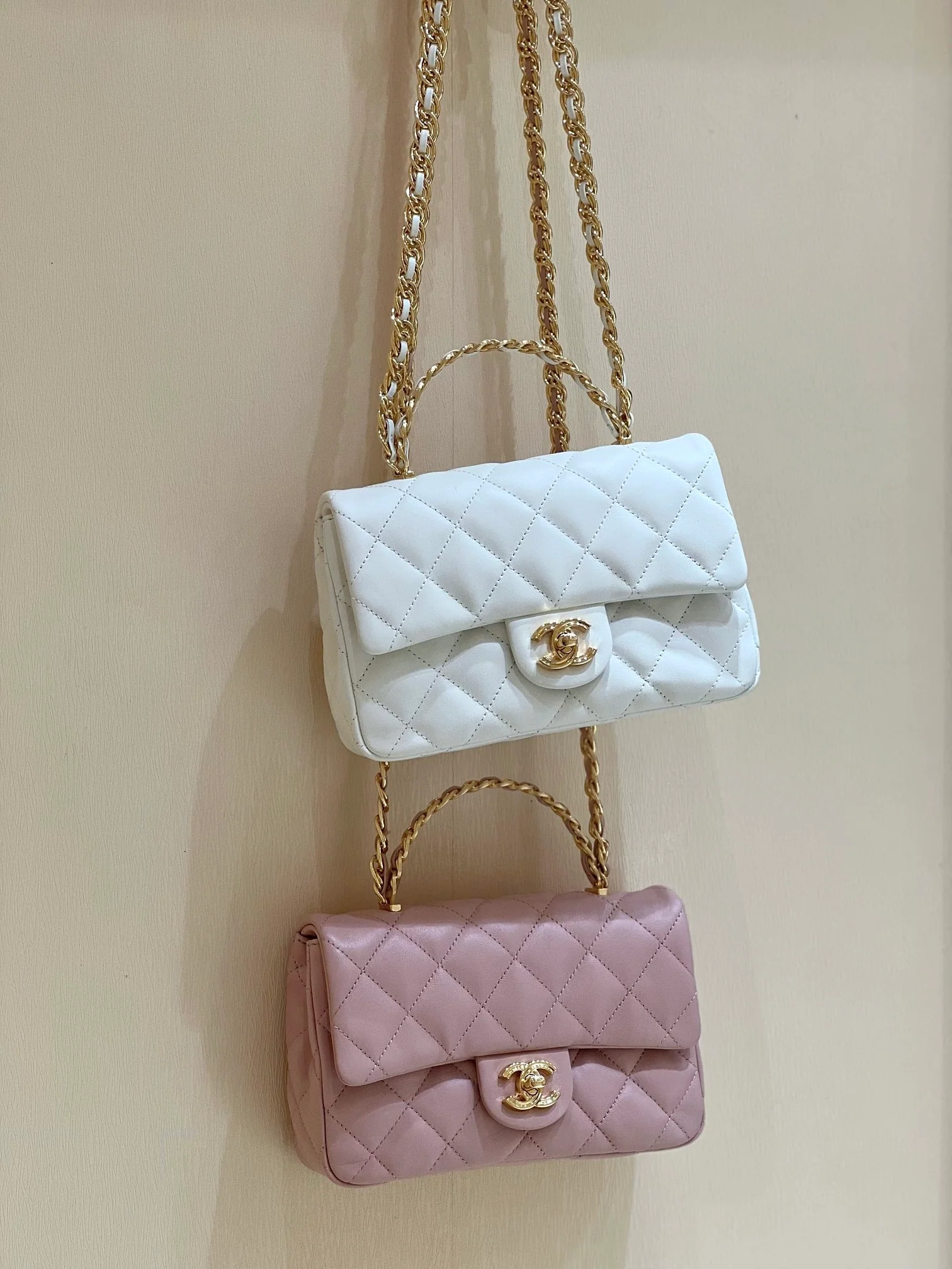 Ручка сумки Chanel 23a CF со стразами - розовая