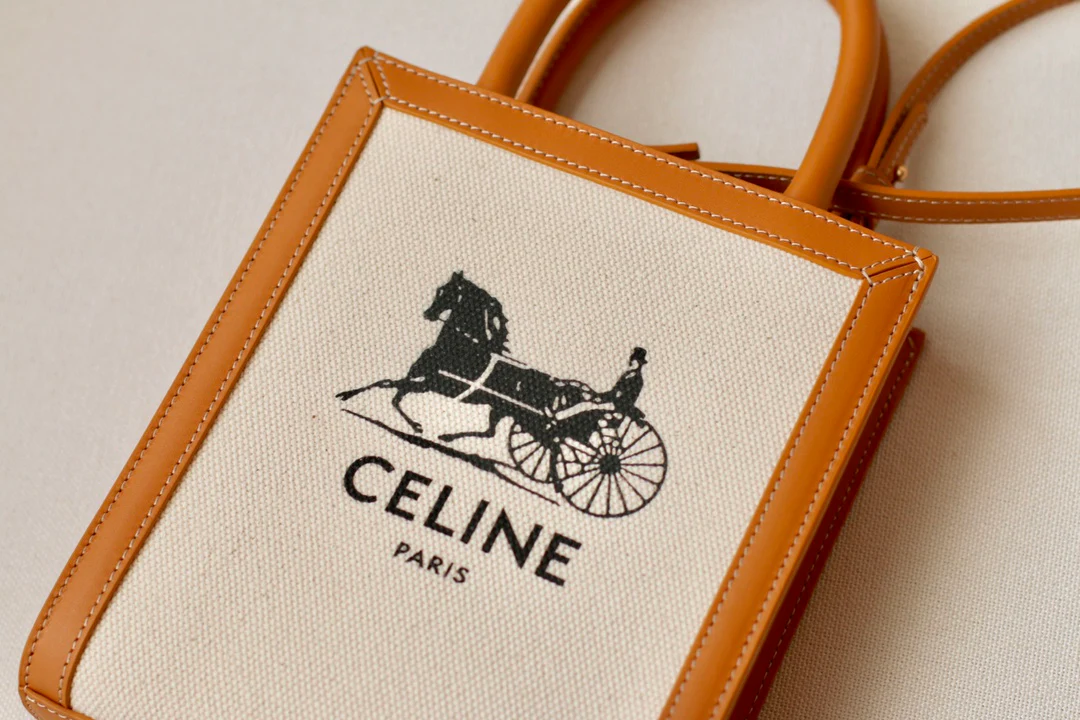 Мини-сумочка Celine Cabas Sulky с принтом из кожи вагю, вертикальная, желто-коричневая ткань.